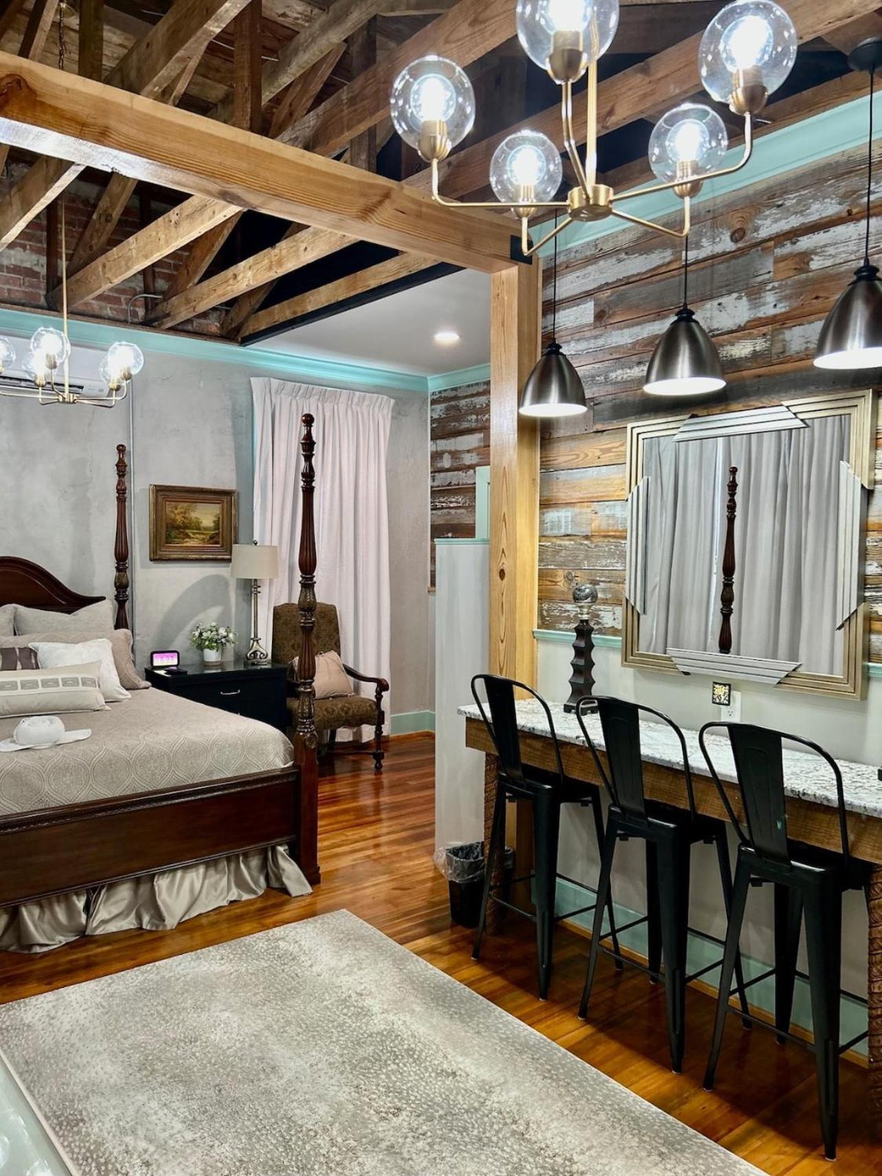 Chipley'S Squareview Inn Carthage Екстер'єр фото