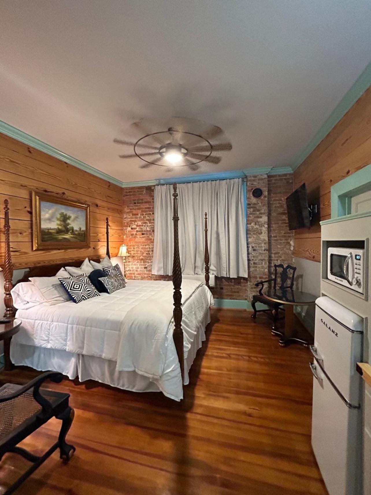 Chipley'S Squareview Inn Carthage Екстер'єр фото