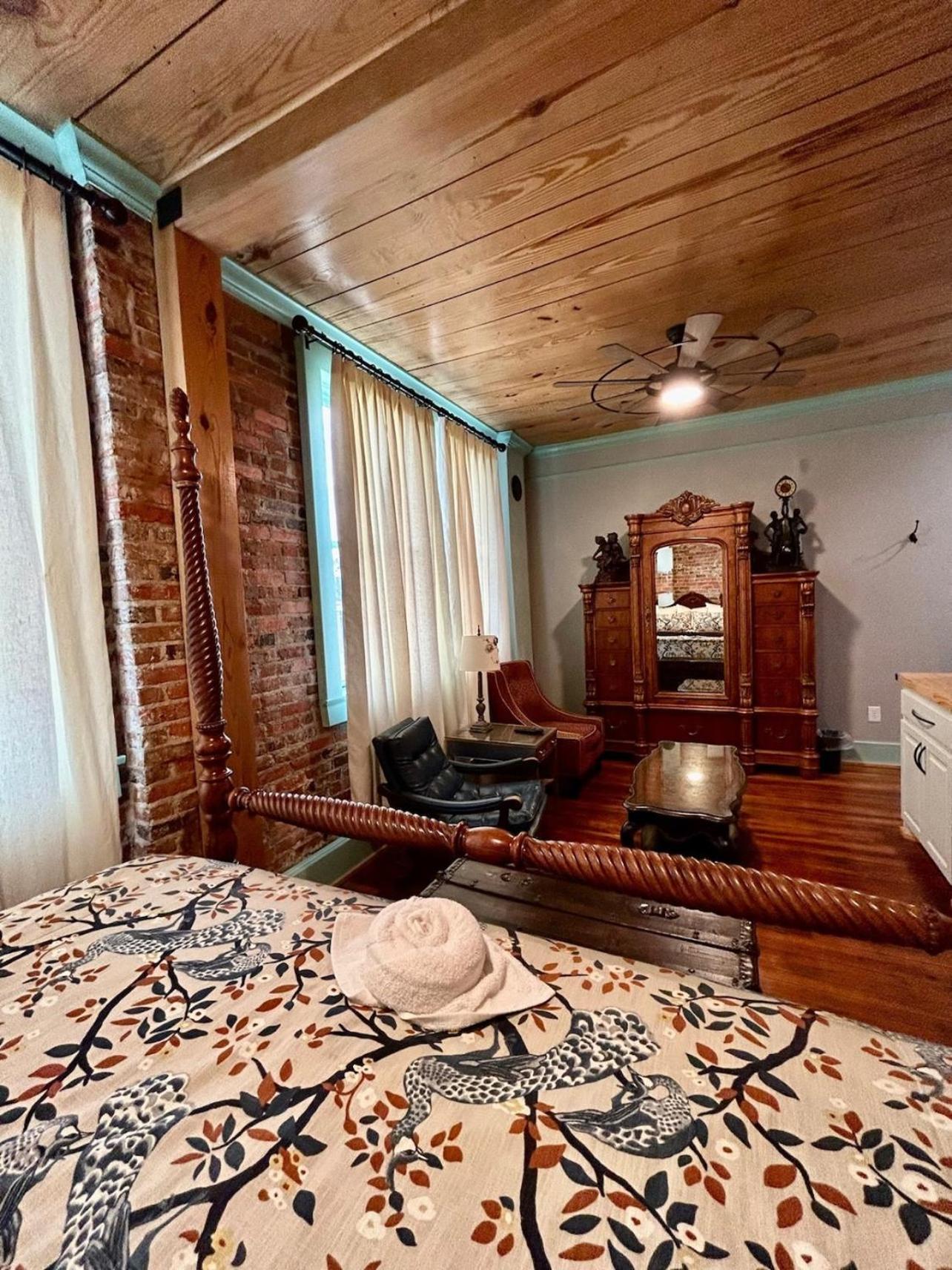Chipley'S Squareview Inn Carthage Екстер'єр фото