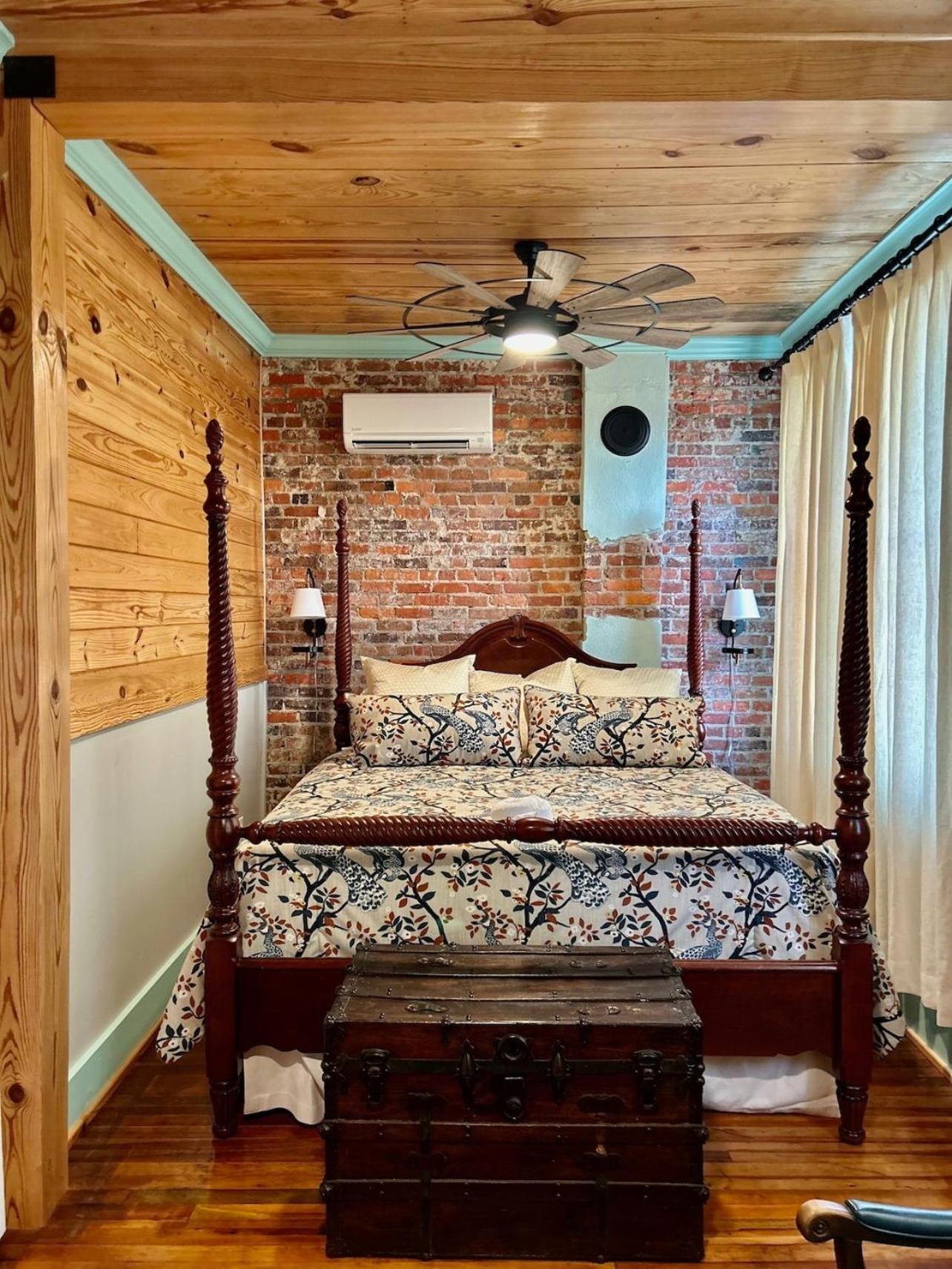 Chipley'S Squareview Inn Carthage Екстер'єр фото