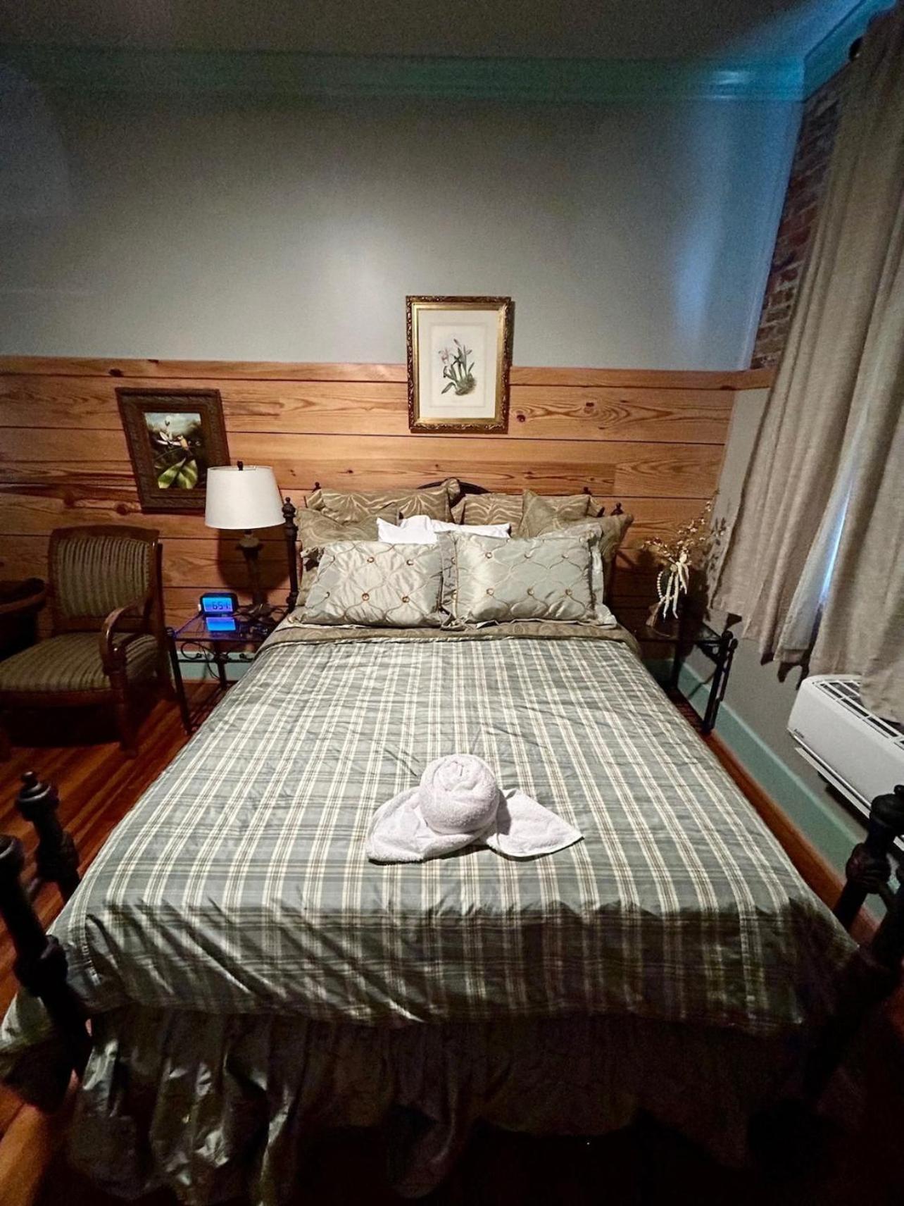 Chipley'S Squareview Inn Carthage Екстер'єр фото