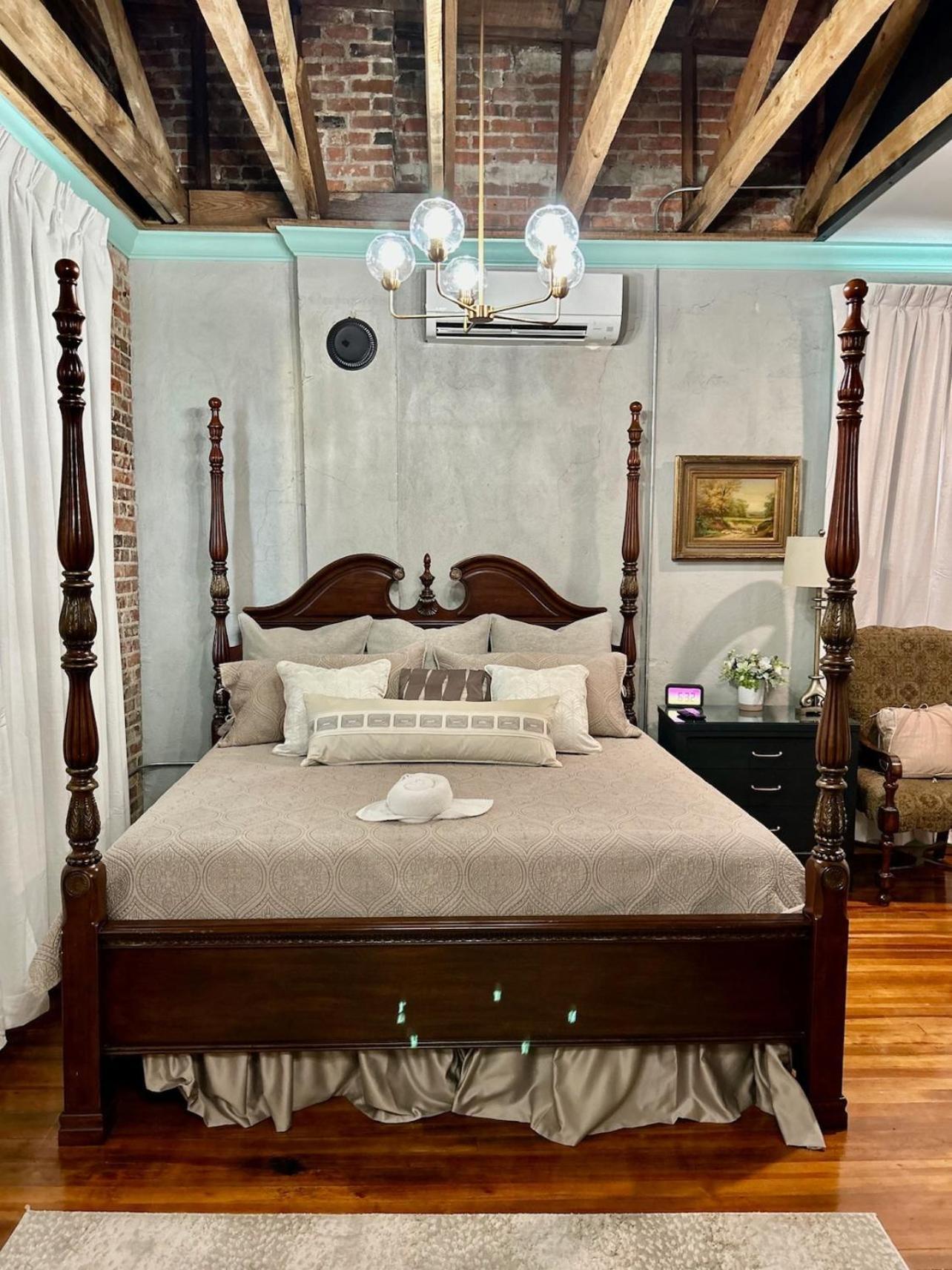 Chipley'S Squareview Inn Carthage Екстер'єр фото