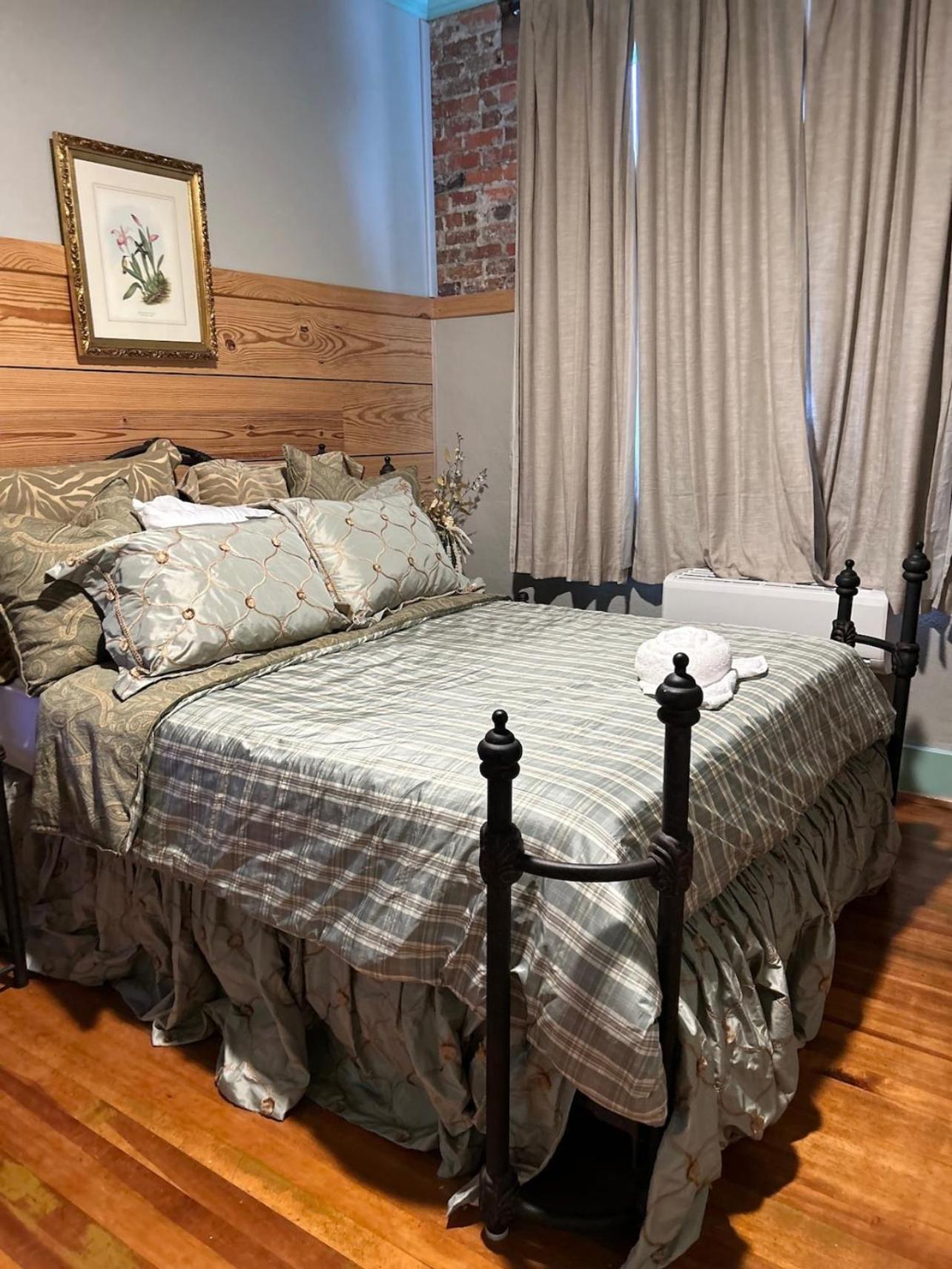 Chipley'S Squareview Inn Carthage Екстер'єр фото