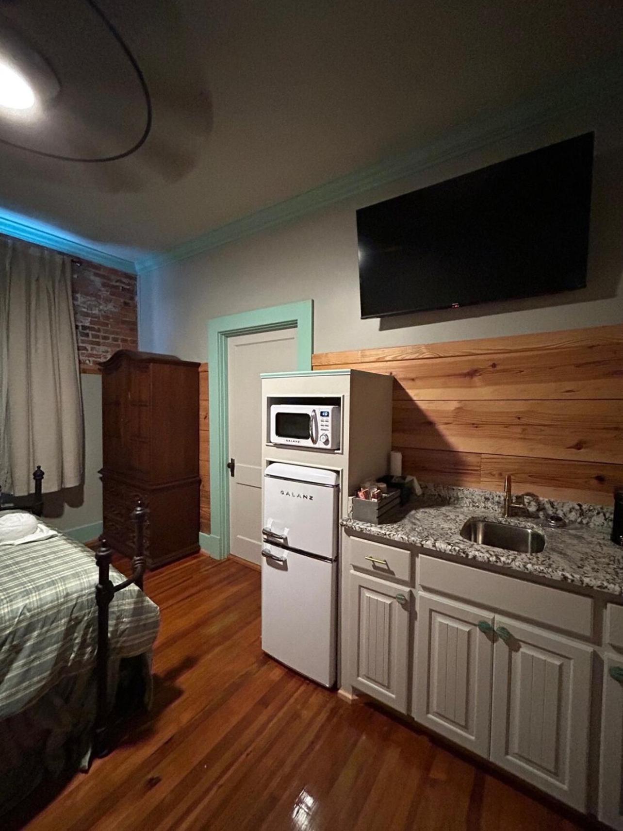 Chipley'S Squareview Inn Carthage Екстер'єр фото