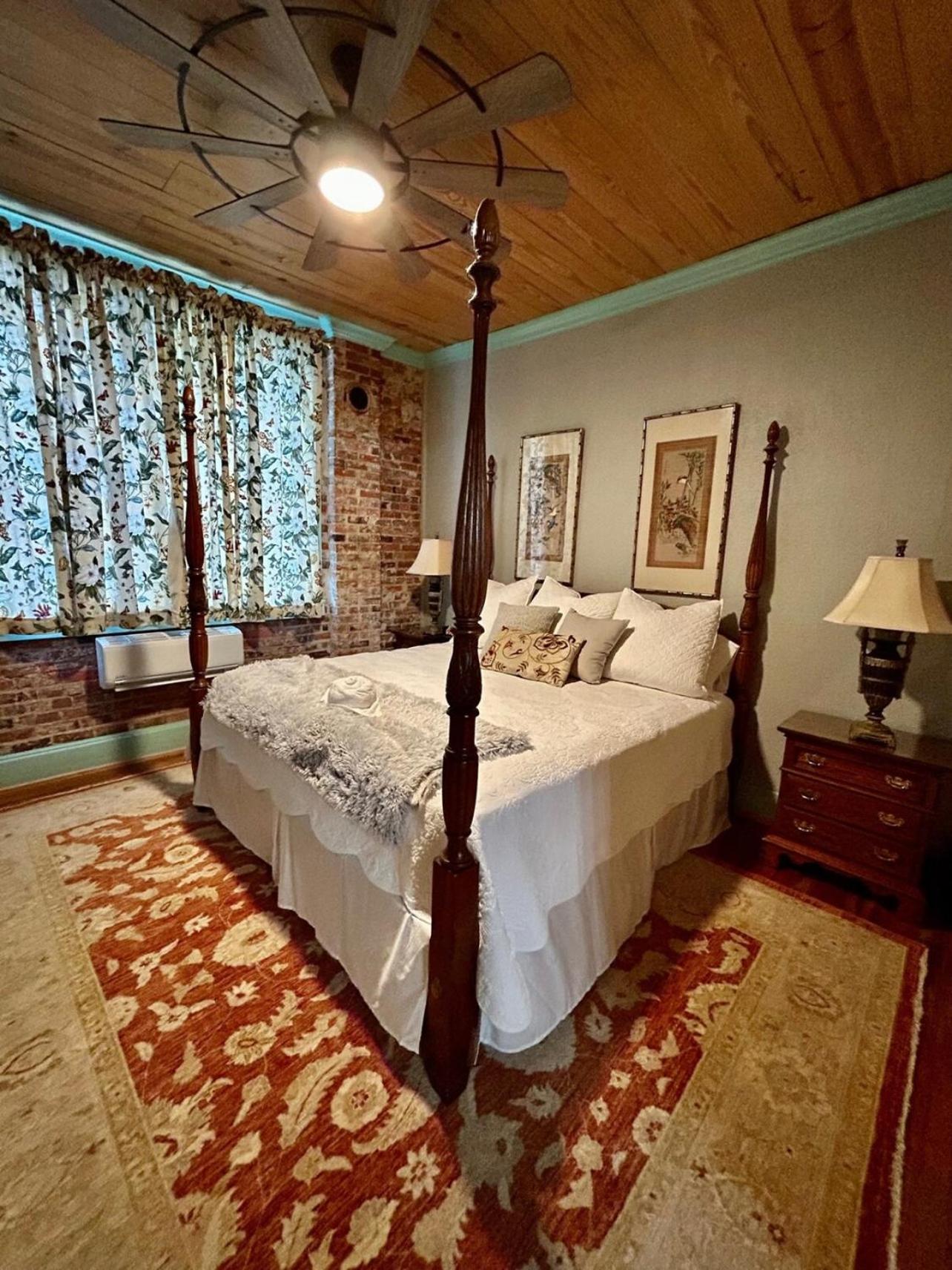 Chipley'S Squareview Inn Carthage Екстер'єр фото