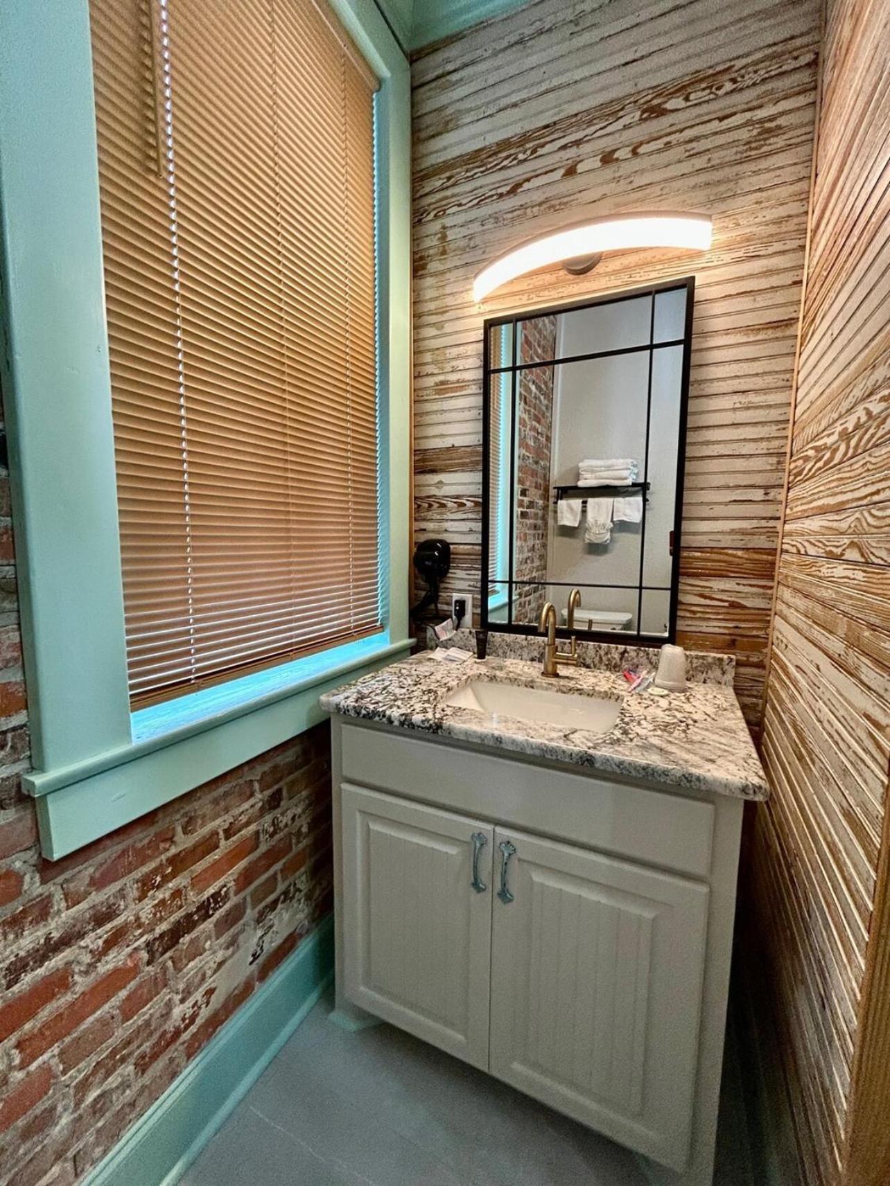 Chipley'S Squareview Inn Carthage Екстер'єр фото