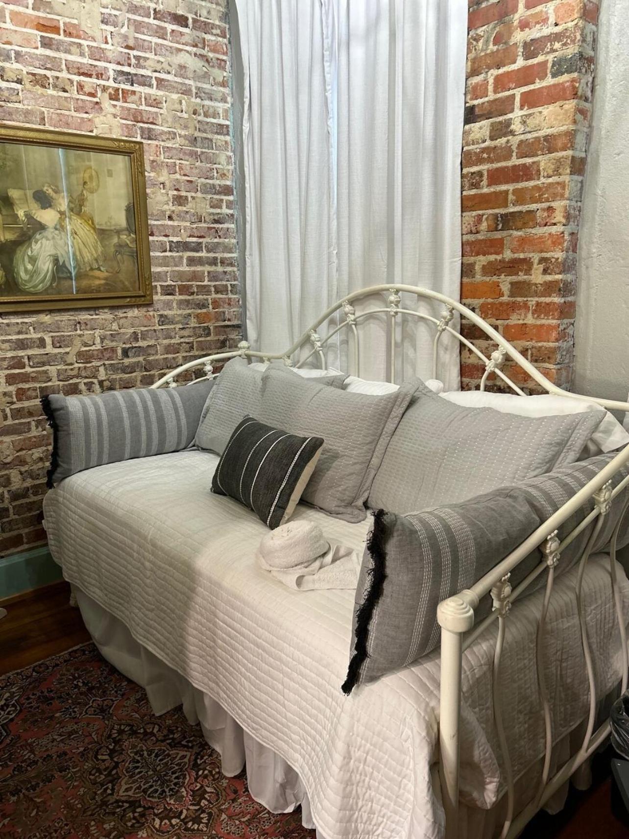 Chipley'S Squareview Inn Carthage Екстер'єр фото