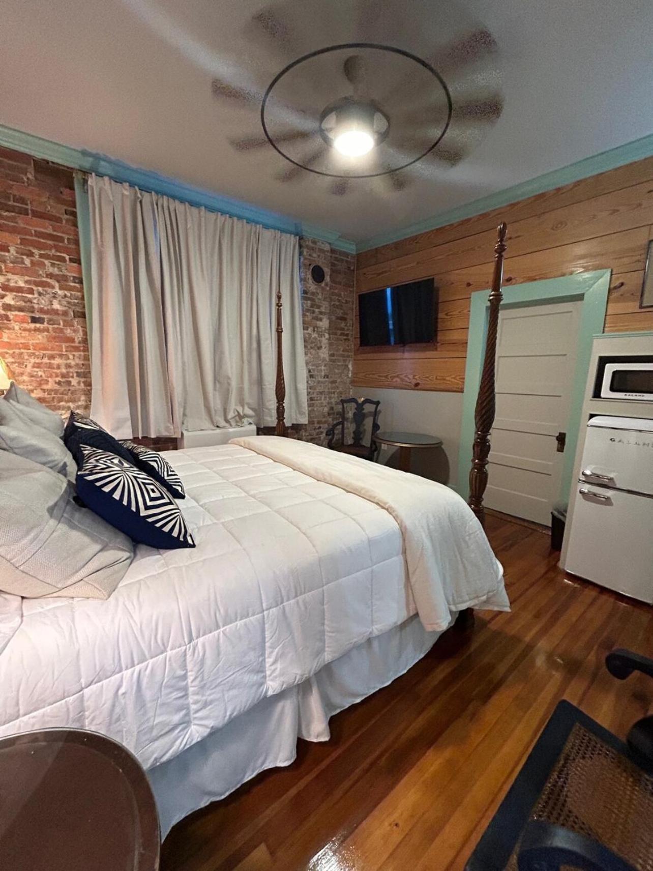 Chipley'S Squareview Inn Carthage Екстер'єр фото