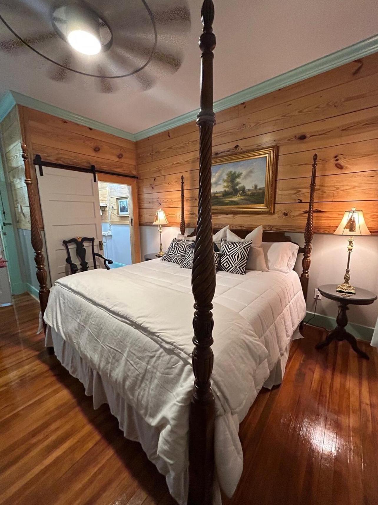 Chipley'S Squareview Inn Carthage Екстер'єр фото