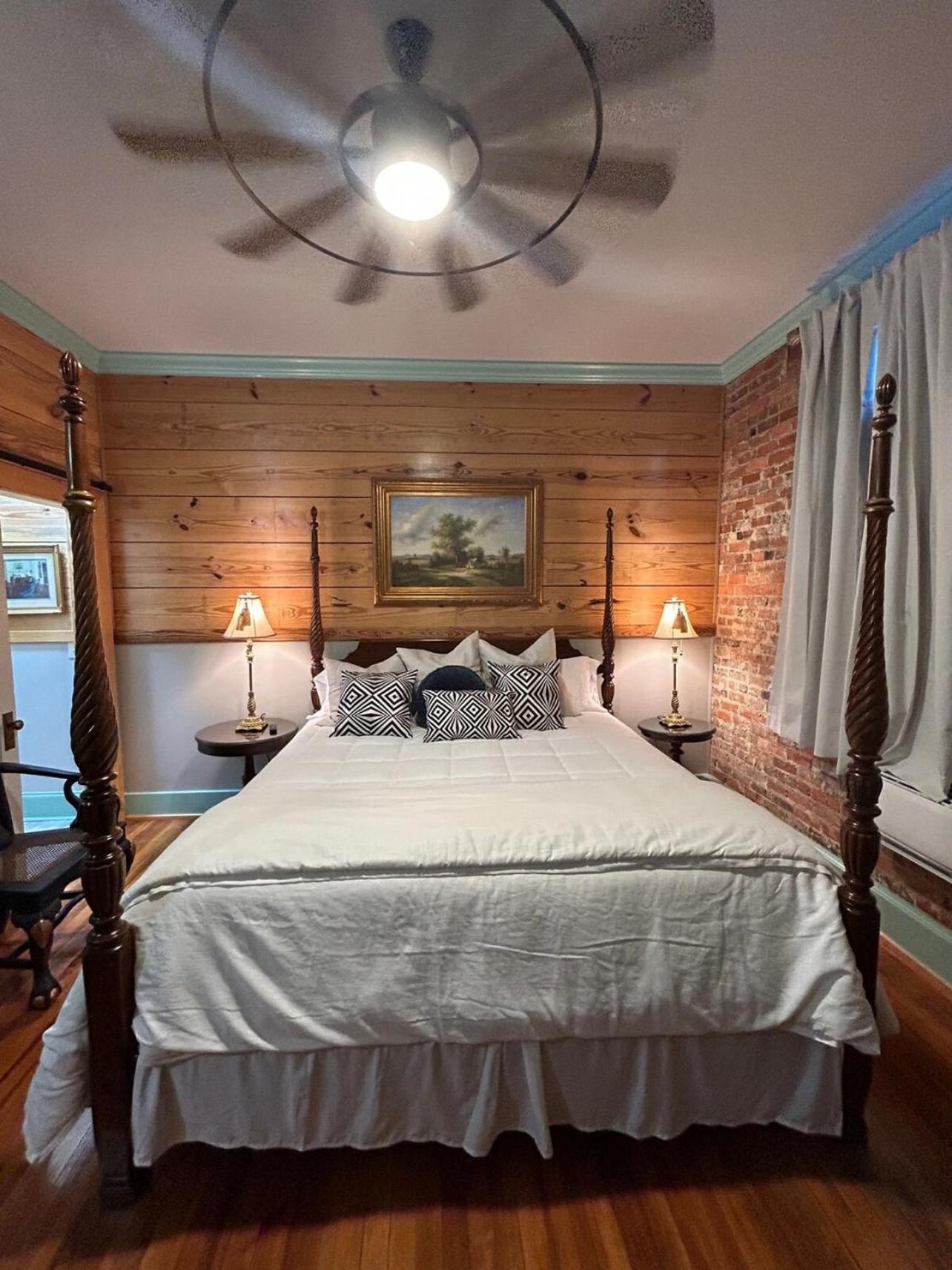 Chipley'S Squareview Inn Carthage Екстер'єр фото