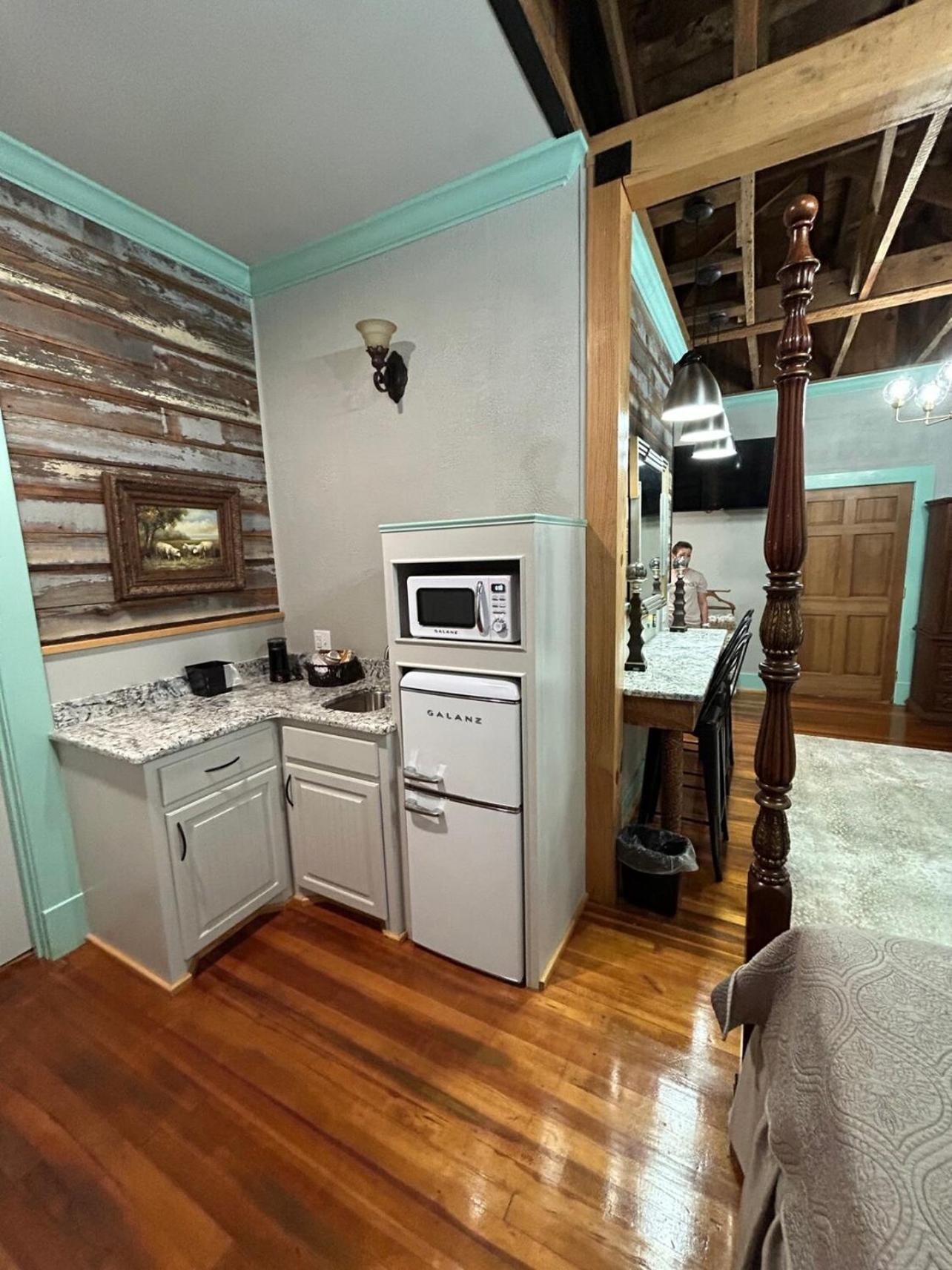 Chipley'S Squareview Inn Carthage Екстер'єр фото